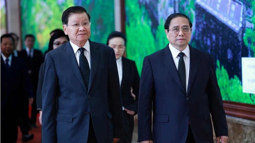 PM Chinh greets Lao Party General Secretary and President