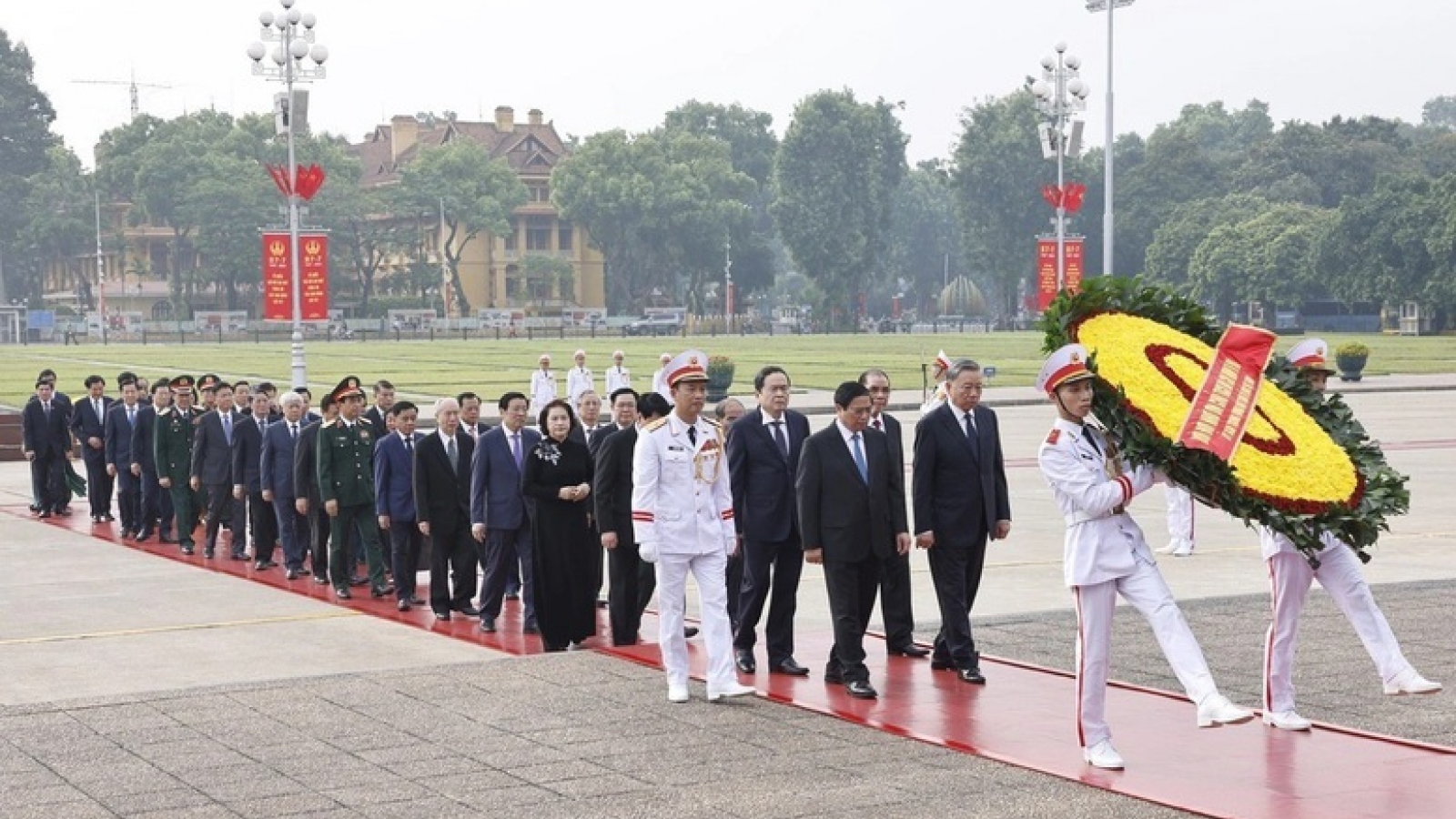 Senior leaders pay tribute to war martyrs, President Ho Chi Minh