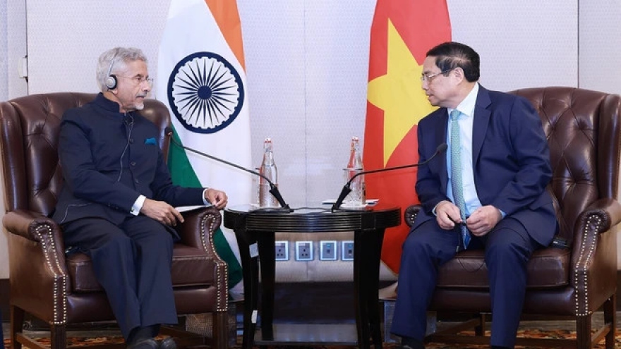 PM Pham Minh Chinh receives Indian chief diplomat in New Delhi