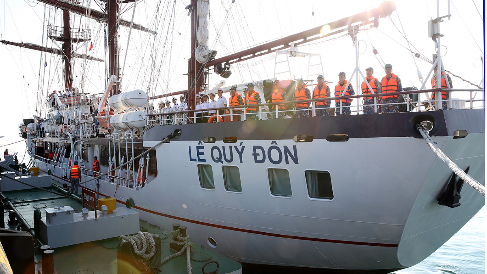 Navy vessel Le Quy Don begins working visit to Indonesia