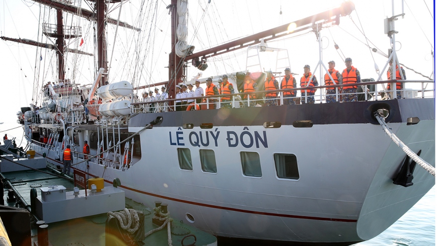 Navy vessel Le Quy Don begins working visit to Indonesia