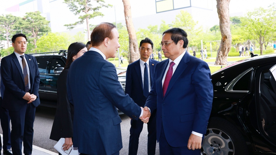 Vietnamese PM visits mega chip cluster in Gyeonggi