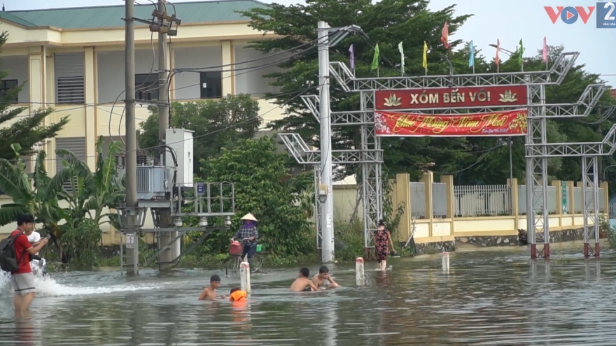 Người dân ngoại thành Hà Nội bị cô lập trong biển nước