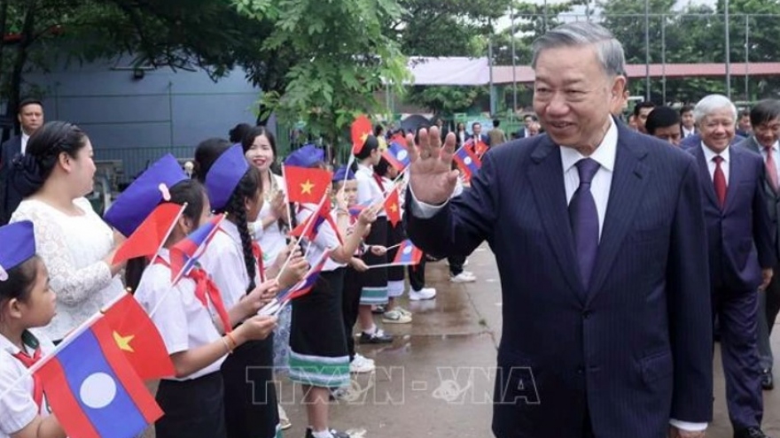 President visits Nguyen Du Lao-Vietnamese bilingual school