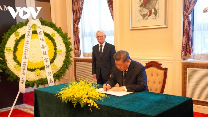 Top Chinese leader Xi Jinping pays respects to Vietnamese Party chief
