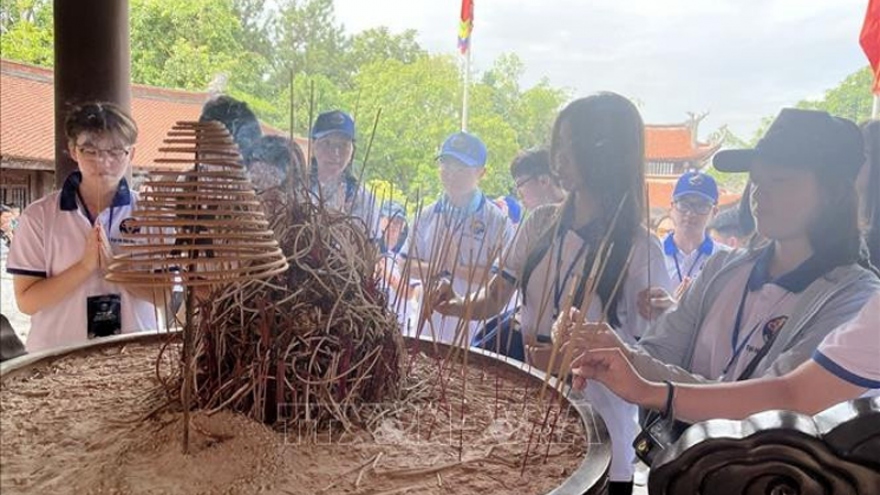 Young Vietnamese overseas commemorate nation’s founders in homeland