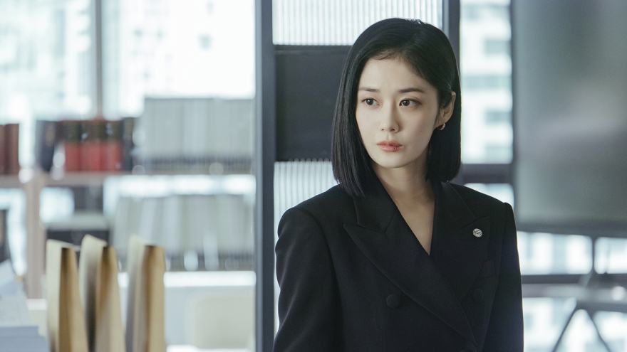 Nhan sắc không tuổi của Jang Na Ra khi hóa thân thành nữ luật sư lạnh lùng