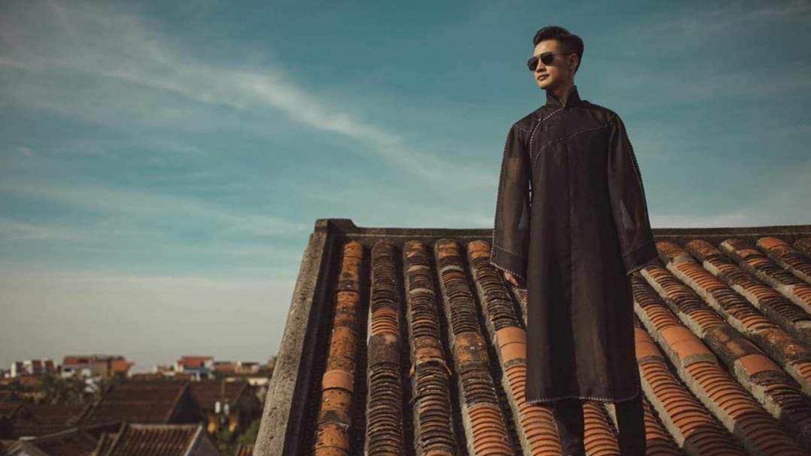 Xem xét xử lý ca sĩ Đức Tuấn chụp ảnh trên mái nhà ở phố cổ Hội An