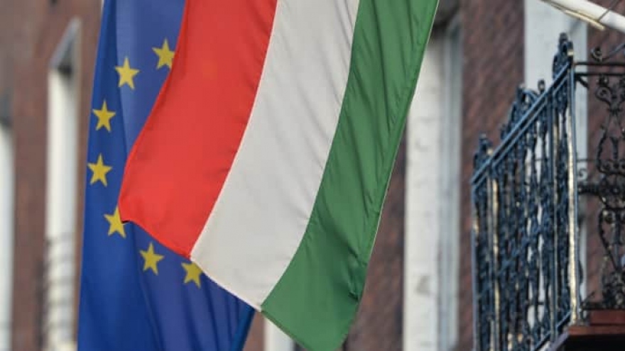 EU lo ngại việc Hungary nới lỏng lệnh nhập cảnh cho người Nga và Belarus