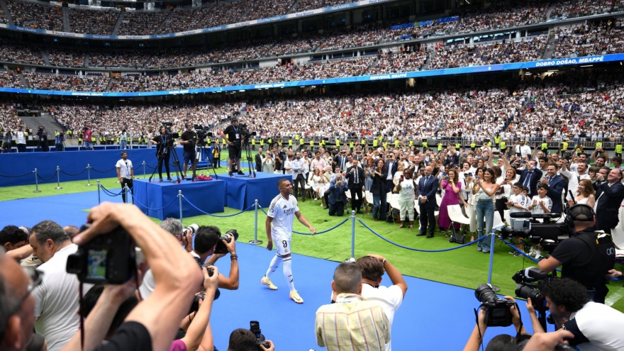 ''Biển người'' chứng kiến lễ ra mắt của Mbappe tại Real Madrid