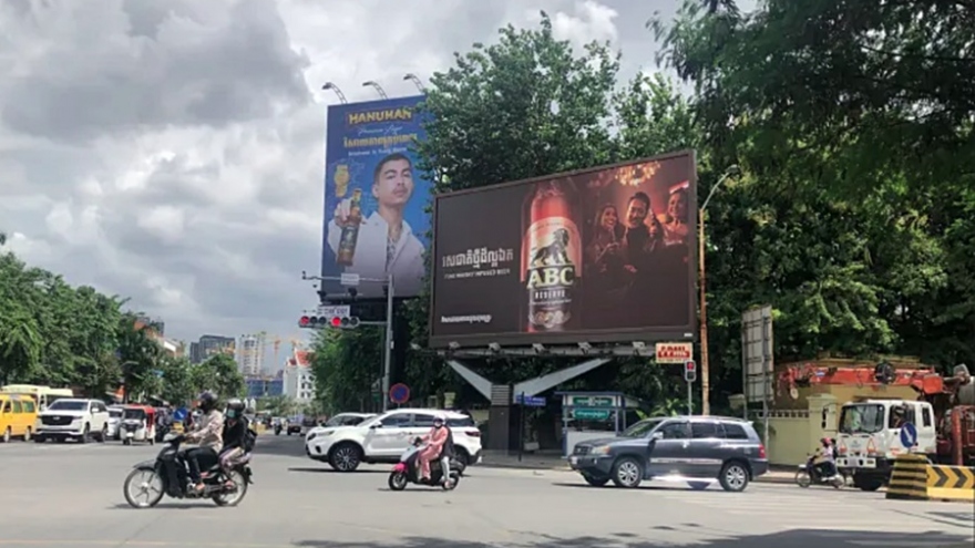Chính quyền Campuchia siết chặt quảng cáo rượu bia