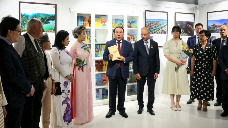 Valuable books by Vietnamese Party leader presented to French cultural workers