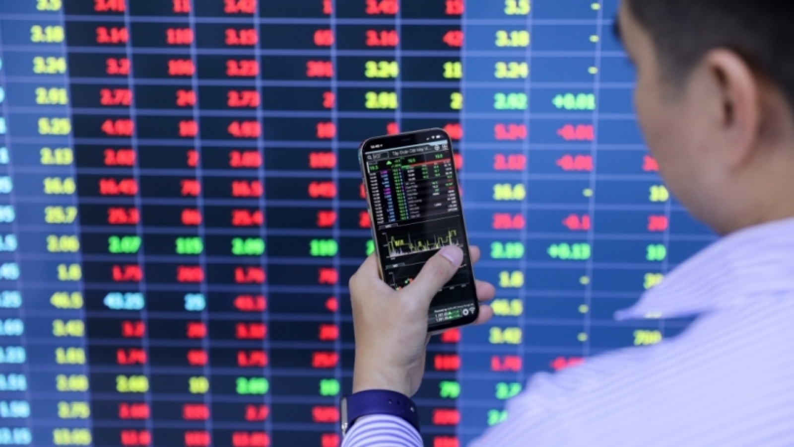 Chứng khoán tăng hơn 40% một năm, vì sao nhiều nhà đầu tư vẫn thua lỗ?