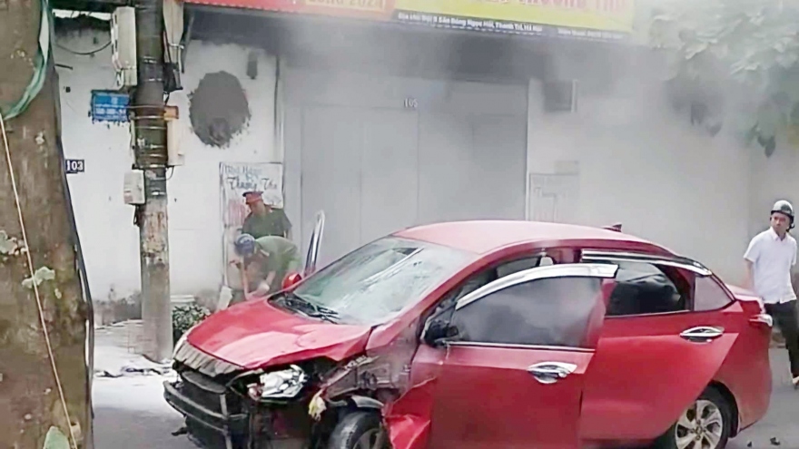 Điều tra vụ tự đốt xe ô tô sau khi va chạm giao thông tại Hà Nội