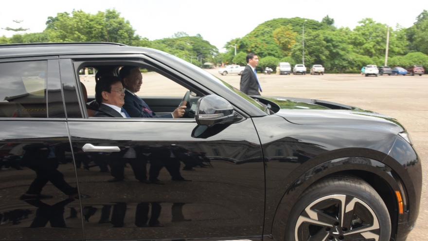 Chủ tịch nước Tô Lâm lái xe điện VinFast chở Tổng Bí thư, Chủ tịch nước Lào