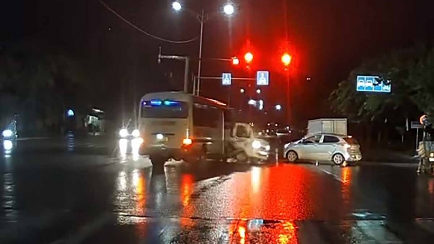 Danh tính tài xế xe khách vượt đèn đỏ, tông xe tải lật ngang ở Hà Nội