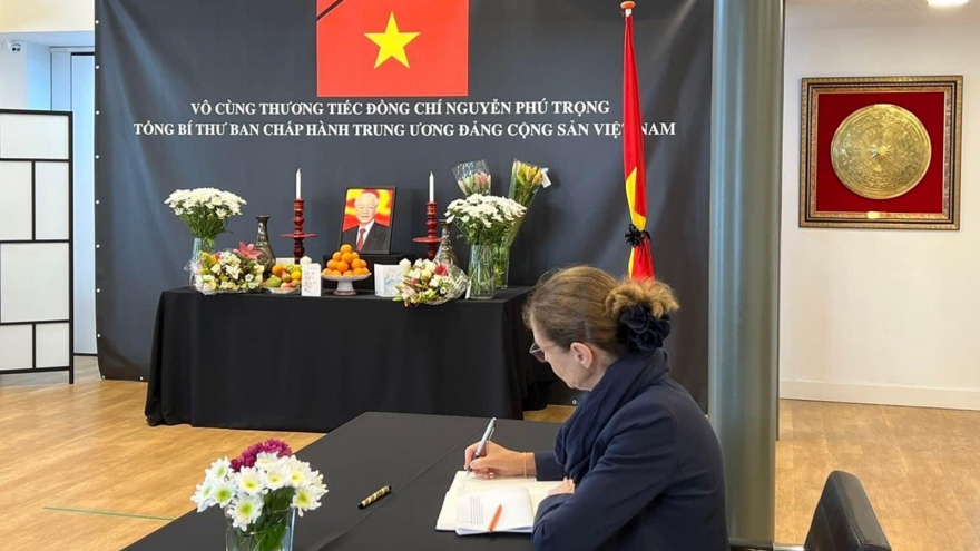 Trang trọng Lễ viếng và mở sổ tang Tổng Bí thư Nguyễn Phú Trọng tại Hà Lan