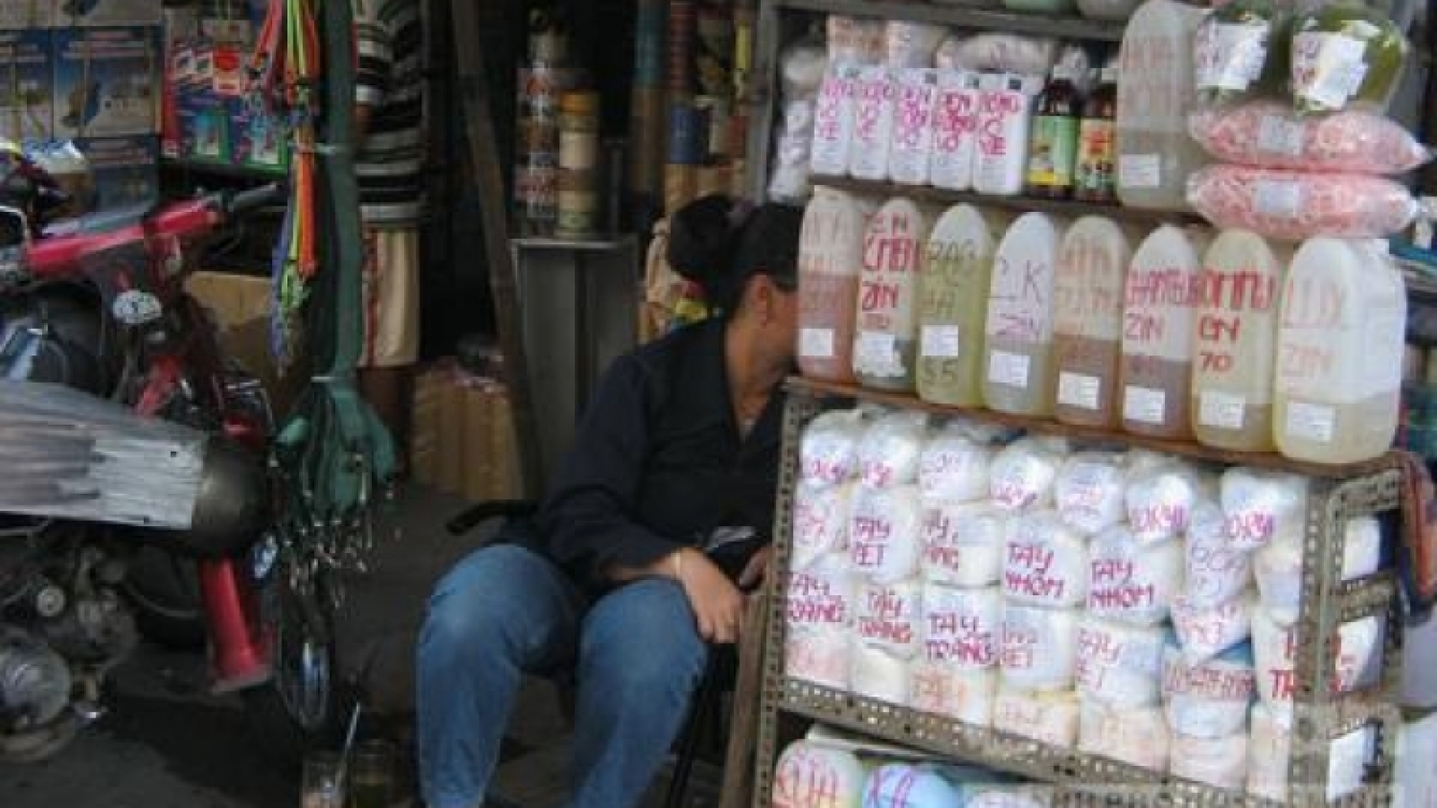 Mua bán trái phép chất độc đối diện hình phạt nào?