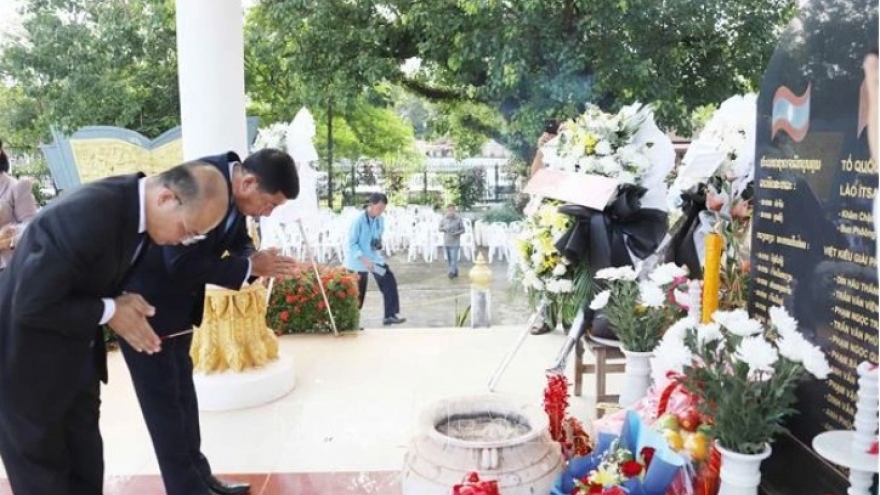 Incense- offering ceremony commemorates fallen combatants in Laos