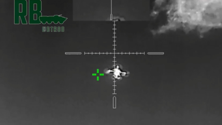 Cận cảnh lính Nga bắn hạ UAV Ukraine bằng súng trường