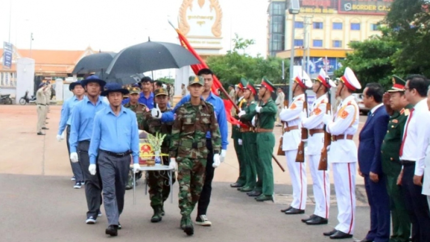 Long An welcomes 130 fallen heroes back home from Cambodia