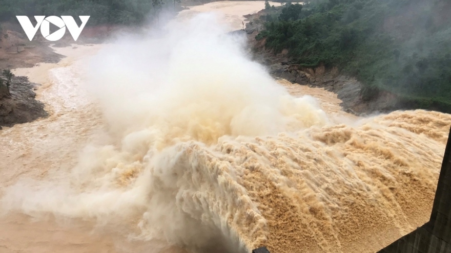 Chiều nay, hồ thủy điện Hòa Bình, Tuyên Quang mở cửa xả đáy