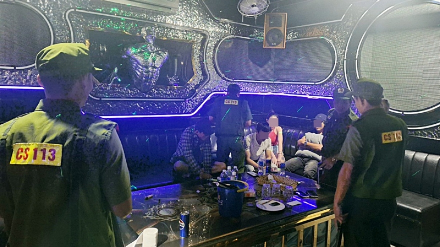 Phát hiện 8 nam, nữ phê ma túy tại quán karaoke Paris