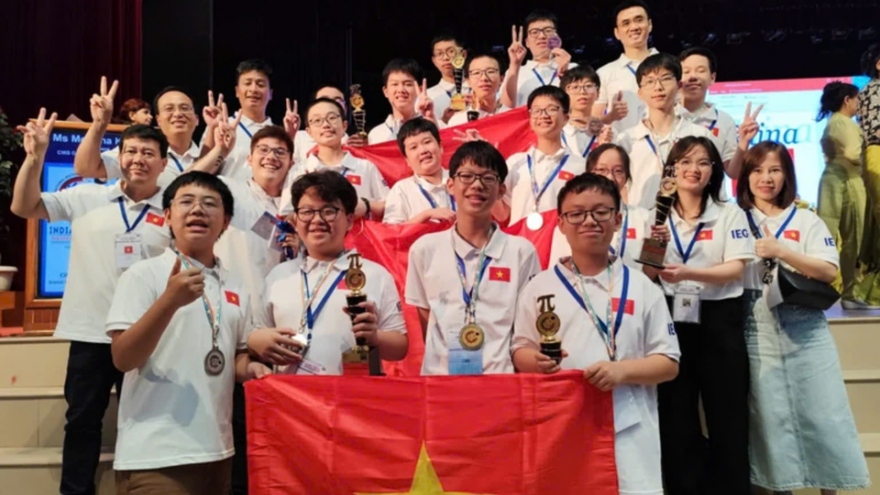A big haul of prizes for Vietnam at India international math competition