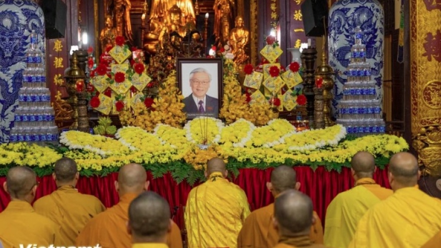 Buddhist monks, nuns, followers pay tribute to Party chief
