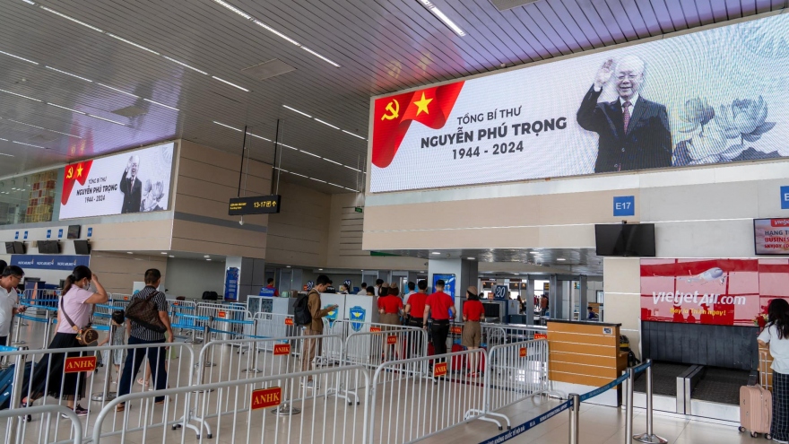Các sân bay chiếu phim tư liệu và treo ảnh Tổng Bí thư Nguyễn Phú Trọng