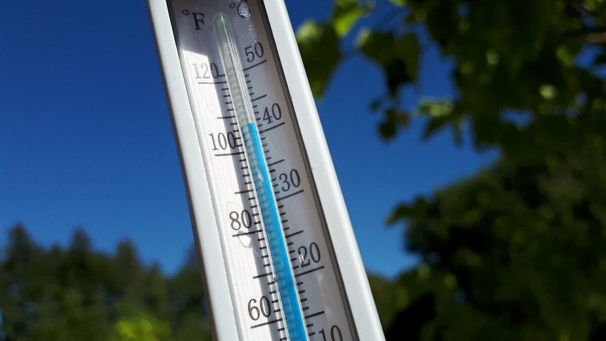Pháp nâng cảnh báo da cam về nắng nóng với phần lớn các tỉnh phía Nam