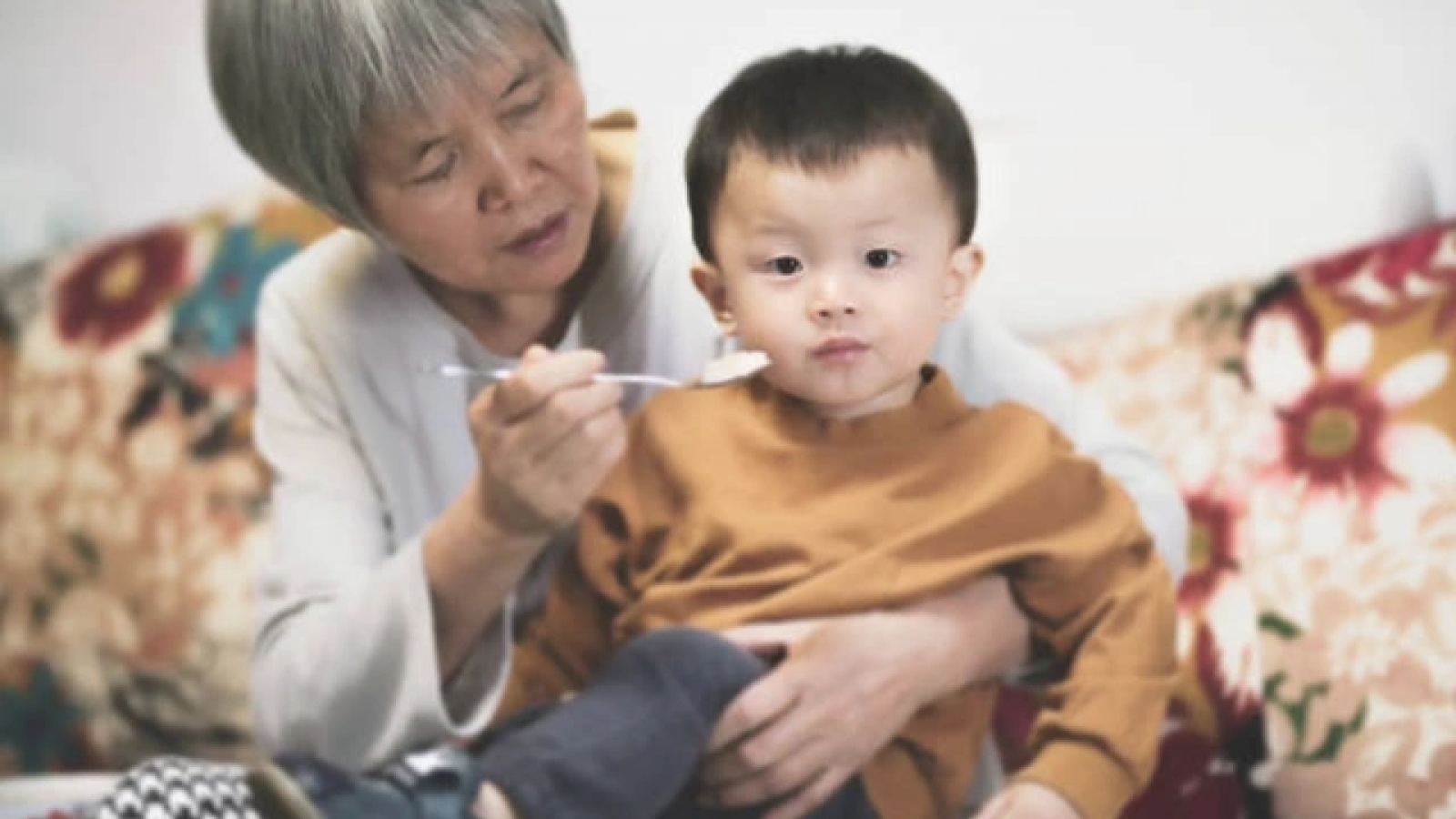 Mâu thuẫn mẹ và con trai nặng nề chỉ vì khác nhau cách chăm cháu