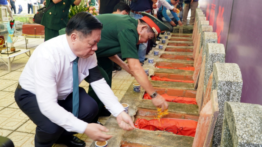 Ông Nguyễn Trọng Nghĩa dự lễ an táng hài cốt liệt sĩ quân tình nguyện hy sinh tại Campuchia