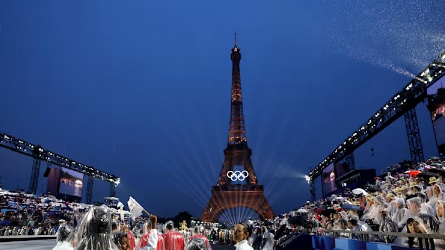Hơn 10.000 VĐV đội mưa diễu hành trên sông Seine trong lễ khai mạc Olympic Paris 2024