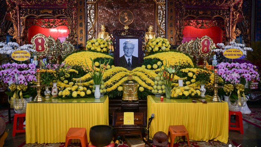 Locals in HCM City pay tribute to Party leader Nguyen Phu Trong