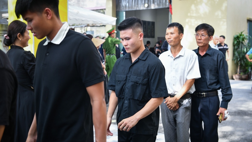 Quang Hải và dàn tuyển thủ Việt Nam xúc động đến viếng Tổng Bí thư Nguyễn Phú Trọng
