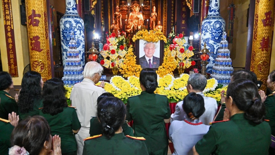 Residents offer incense in tribute to Party chief Nguyen Phu Trong