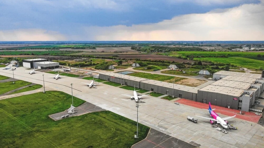 Một sân bay ở Hungary tạm ngừng hoạt động do nắng nóng làm hỏng đường băng