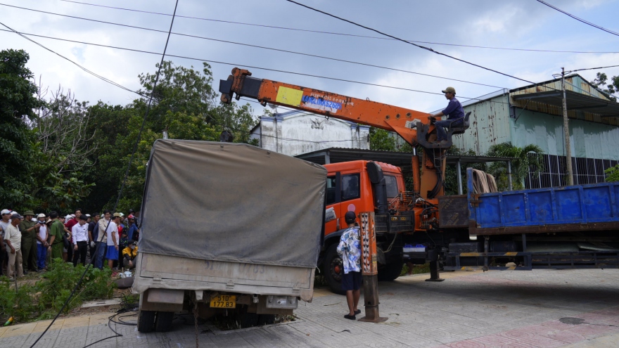 Xe tải kéo lê người phụ nữ đi xe máy lên vỉa hè