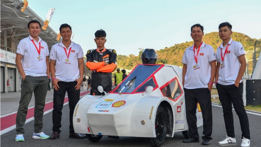 Vietnamese students compete at Shell Eco-marathon in Indonesia