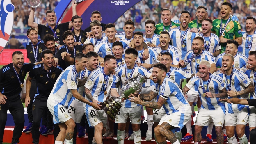 Bùng nổ cảm xúc nâng cúp vô địch Copa America, Messi chưa từ giã ĐT Argentina