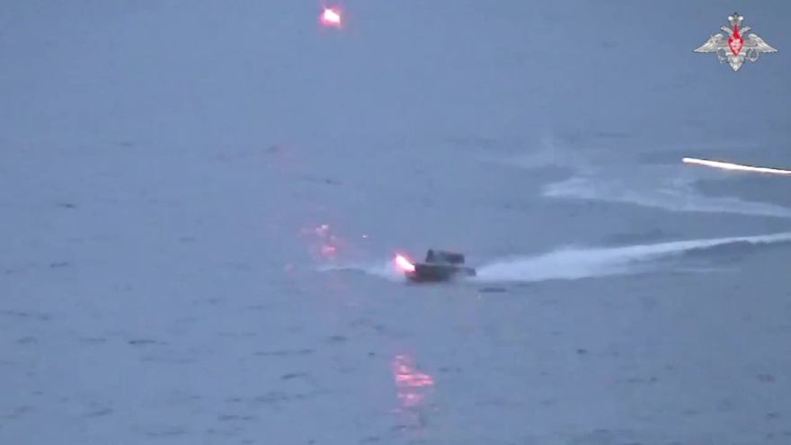 Tàu chiến Nga ồ ạt trút hỏa lực, bắn cháy USV của Ukraine