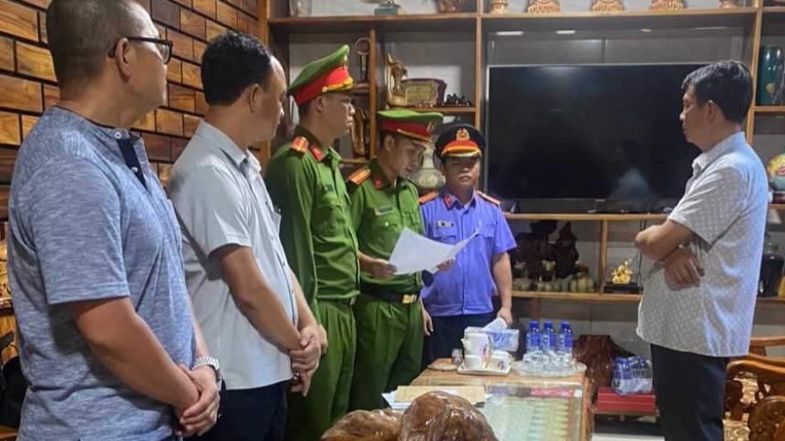 Khởi tố bị can, bắt tạm giam Phó Chủ tịch UBND huyện Hướng Hóa