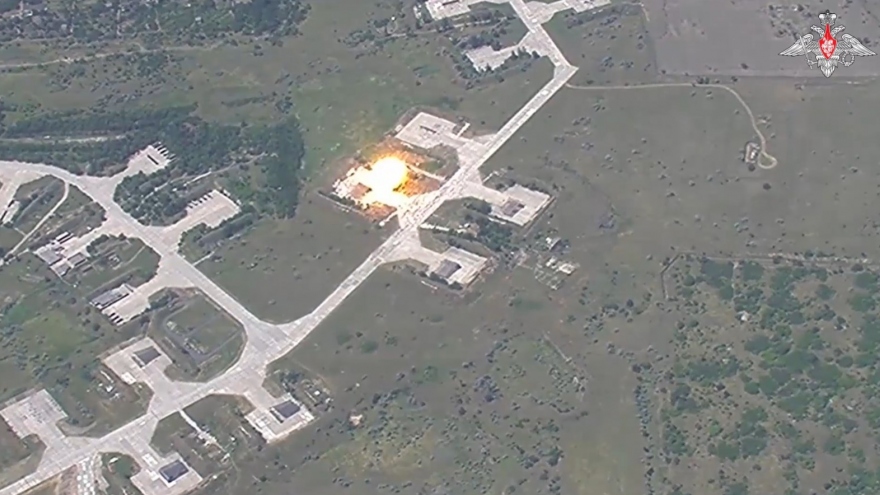 Cận cảnh tên lửa Iskander của Nga phá hủy tiêm kích MiG-29 của Ukraine