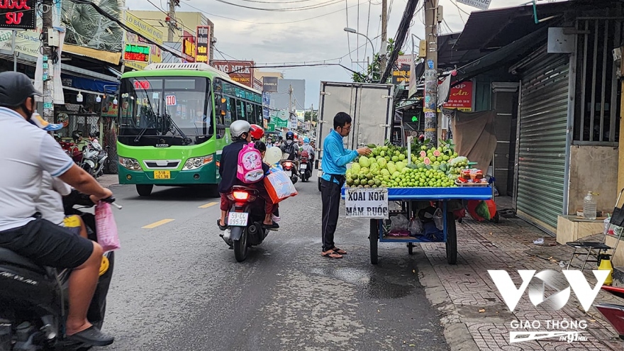 TP.HCM: Xe thô sơ, xe ba bánh vẫn hoạt động phức tạp, tiềm ẩn mất ATGT