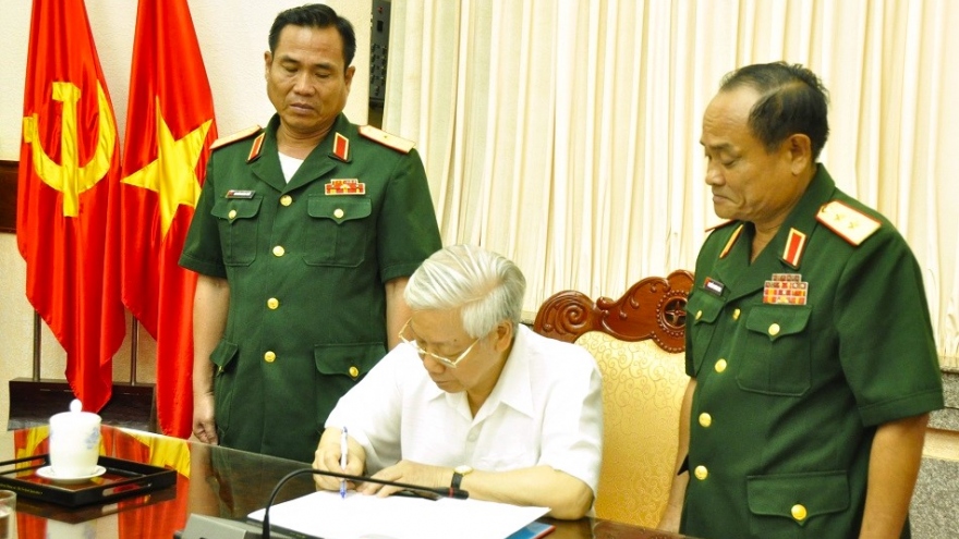 Hình ảnh Tổng Bí thư Nguyễn Phú Trọng với lực lượng vũ trang Quân khu 9