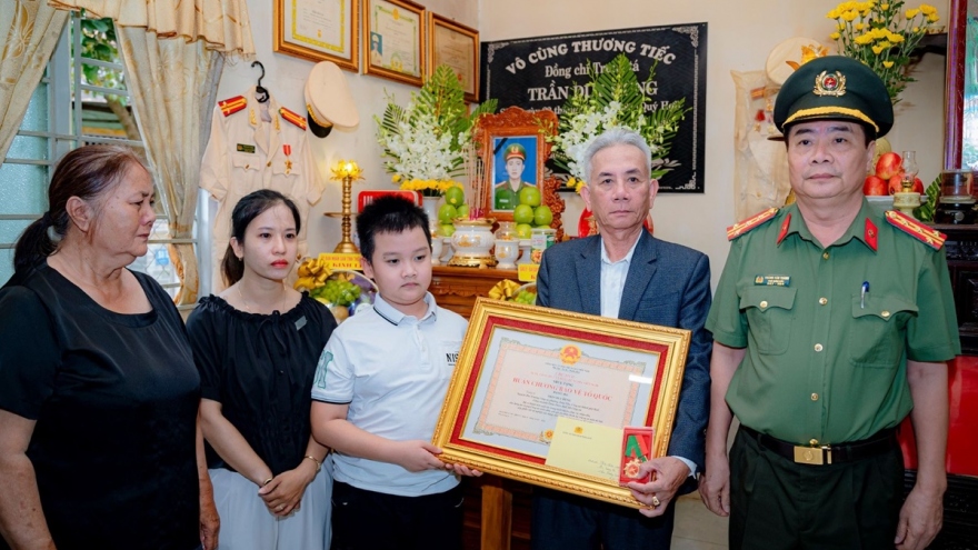 Truy tặng Huân chương Bảo vệ Tổ quốc cho Trung tá công an hy sinh khi làm nhiệm vụ