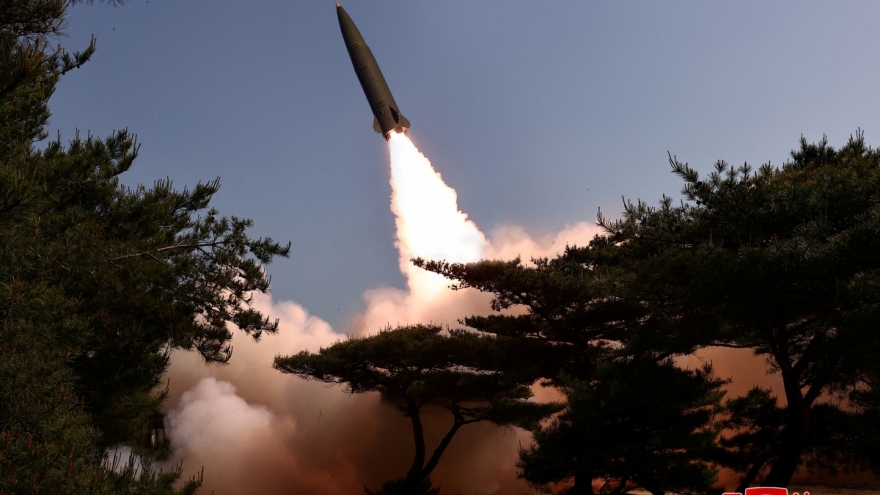Hàn Quốc nói Triều Tiên phóng 2 tên lửa đạn đạo về phía Đông Bắc