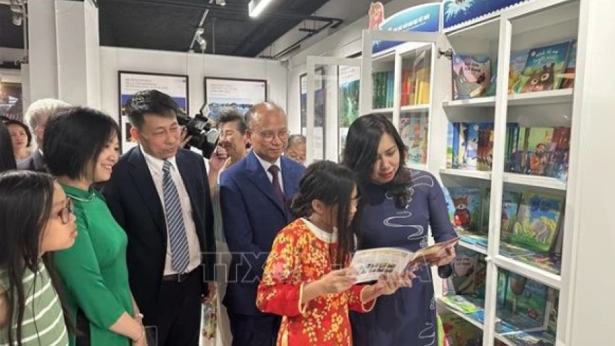 Vietnamese language promoted in France