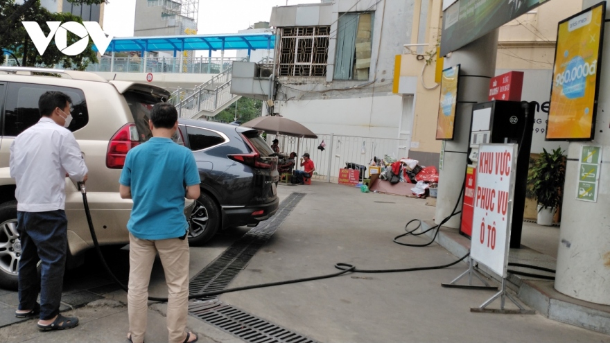 Petrol prices decrease slightly as of July 18 afternoon